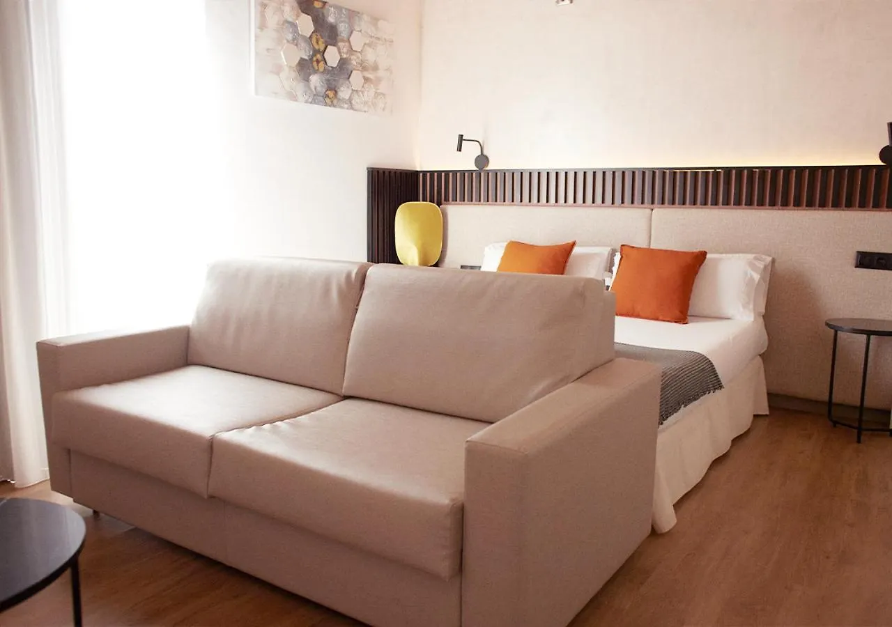 Isa Sevilla Suites מלון